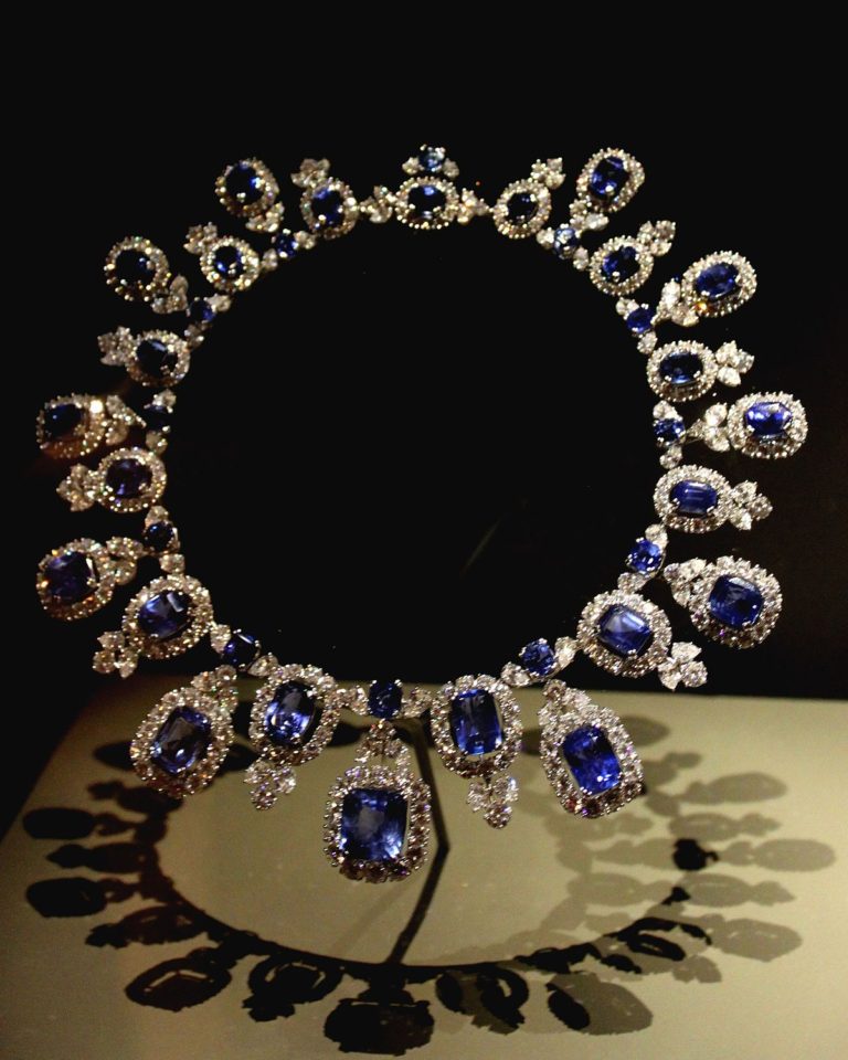 Blue_Sapphire_&_Diamond_Necklace