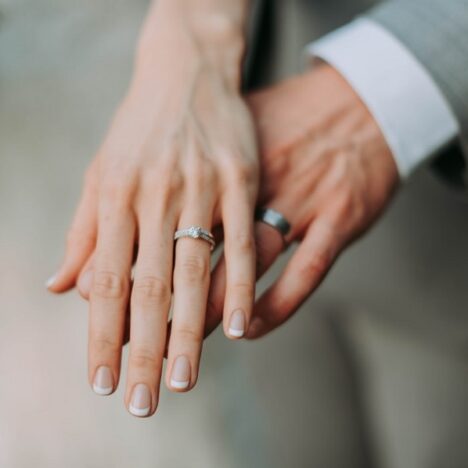 В чем разница между обручальными и свадебными кольцами?